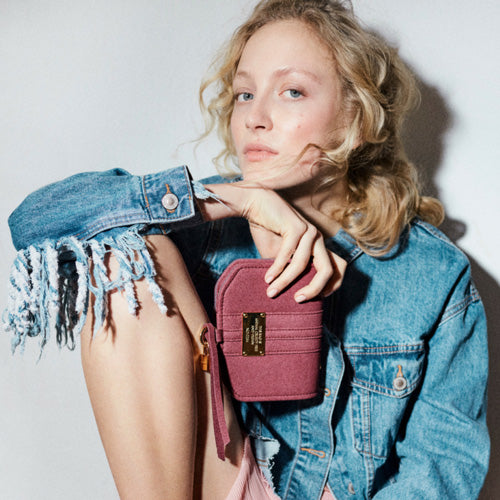 The-V-Spot_0.3-Belt-Bag-Burgundy-Lifestyle_Alexandra-K