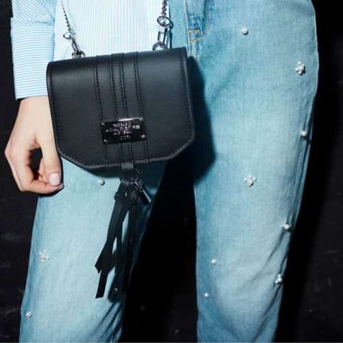 The-V-Spot_0.3-Belt-Bag-Midnight-Black-Lifestyle-1_Alexandra-K