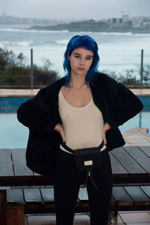 The-V-Spot_0.3-Belt-Bag-Midnight-Black-Lifestyle-2_Alexandra-K