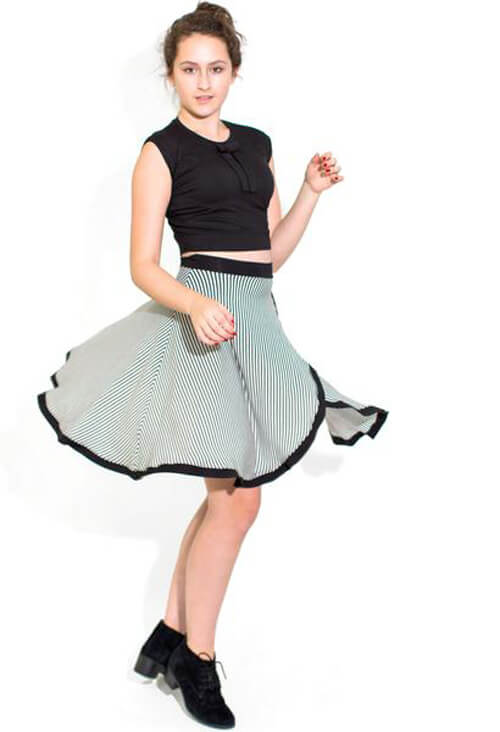 The-V-Spot_Greta-and-Inessa-Twirl_Devinto