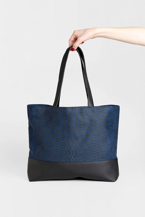 The-V-Spot_Dérive-Tote-Bag-Guardian-Indigo_Lee-Coren