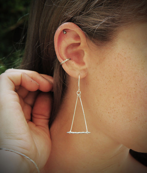 The-V-Spot_E2-Classic-Earrings-Lifestyle_Tepla