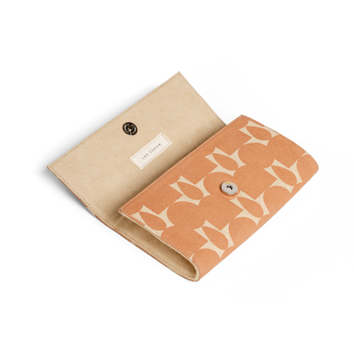 The-V-Spot_Minimal-Wallet-Totem-Sand-2_Lee-Coren