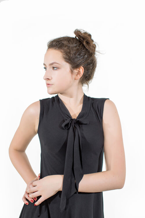 The-V-Spot_Neris-Neck-Detail_Devinto